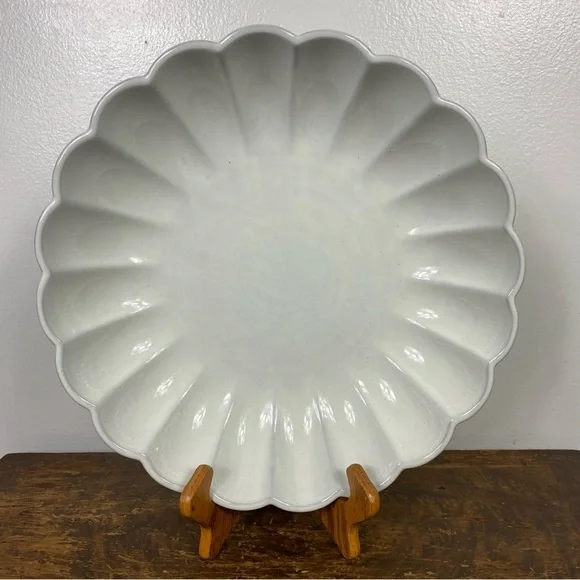 Hearth & Hand 98oz Scalloped Edge Stoneware Shallow Serving Bowl - Picture 2 of 8